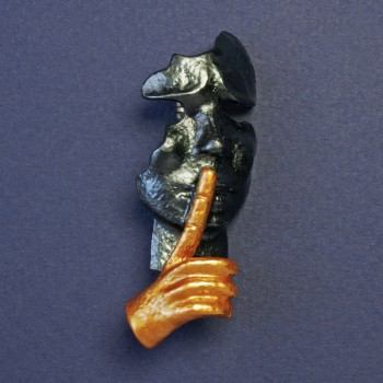 Брошка Маска темно сіра та жовта емаль золотистий колір металу 52х20мм