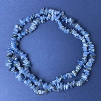 Kyanite chip beads 6-10×2-5 mm on thread, length 80 cm+