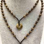 Black cord necklace with beads, 6 mm diameter +/-, donut-shaped pendant, 18 mm diameter +/-, length 60 cm +/- (price per piece). Jasper, Agate, Unakite available to choose from