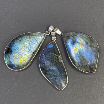 Labradorite pendant in a silver setting, dimensions 30×52×10 to 44×25×8 mm, silver metal