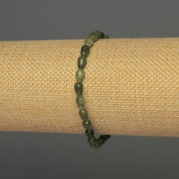 Jadeite Teardrop Bracelet, 7x4 mm beads, 18 cm long, elastic