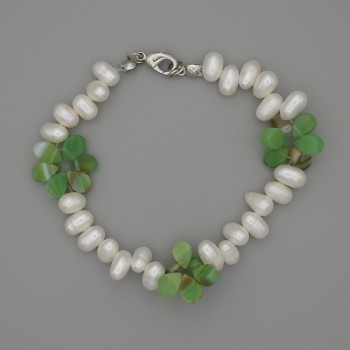 Bracelet with Freshwater Pearls and Agate – Oval, 9x6 mm pearls; Agate teardrop 8x6 mm; on beading thread with a clasp, length 20 cm+