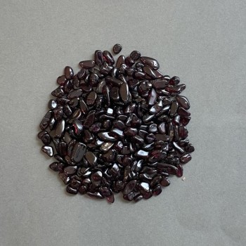 Natural garnet chip, undrilled, 4–9×3–5 mm ± (per 100 g ±)