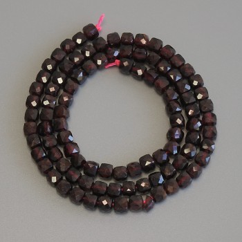 Faceted Garnet Beads, Cube Shape, diameter 4x4 mm, length 39 cm