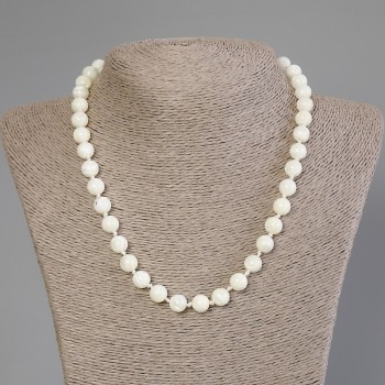Mother-of-pearl Necklace with smooth beads, 9 mm diameter, 50 cm length with clasp