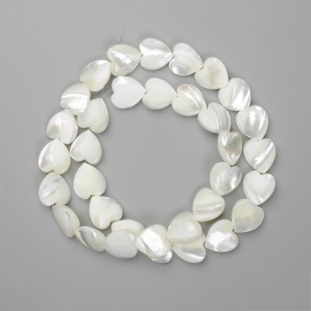 Heart-shaped mother-of-pearl beads, diameter 11.5–12×13 mm, length about 40 cm on thread
