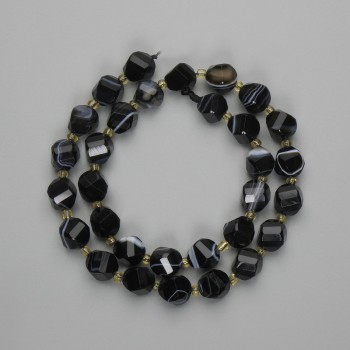 Faceted agate beads, diamond-shaped 10x9 mm ±, seed beads 3 mm ±, length 37 cm ± on thread