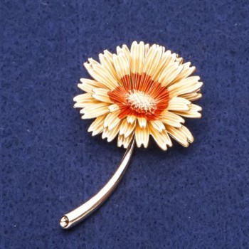 Daisy Flower Brooch in Golden Metal 54x34mm+