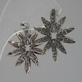 Сережки-пусети Квітка, світлі стрази, метал під срібло, 30мм