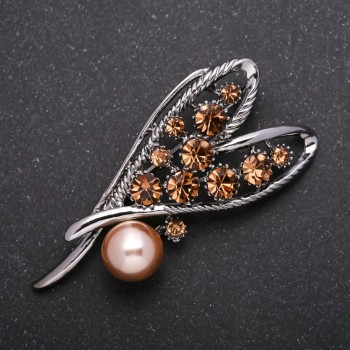 Brooch Series 'Accent' brown rhinestones, cream Majorca pearl, metal color yellow, 62×29mm