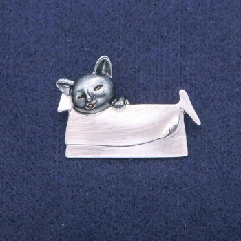 Brooch Pendant Cat in a Bag with Pearl and Gray Enamel, Silver-Tone Metal 33×45mm
