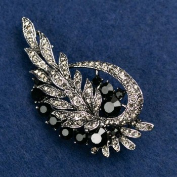 Брошка "Листочки" з білими та чорними стразами, сріблястий метал 72х37мм