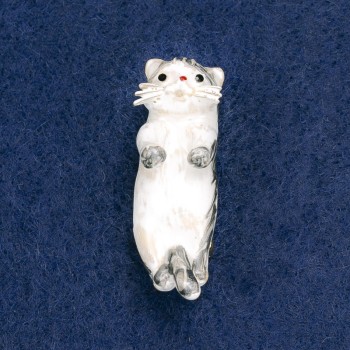 Cat Brooch, acrylic in gray and white, silver metal, 41×13 mm
