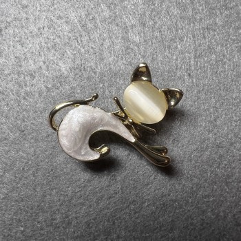 Brooch Kitty, white cat's eye, white mother-of-pearl, gold-tone metal 28x23mm