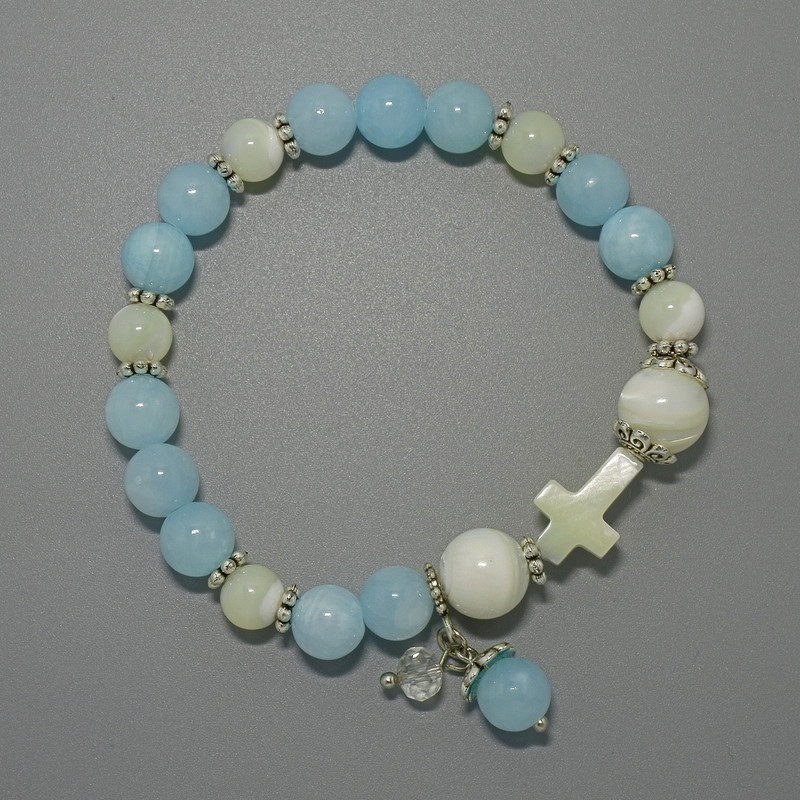 Bracelet with aquamarine acrylic beads and mother-of-pearl smooth beads, diameters 10 mm, 8 mm, 7.5 mm, length 18 cm +/- (stretch) with metal inserts