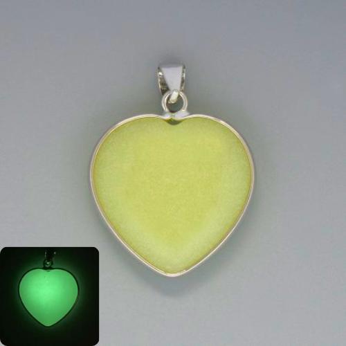 Pendant 'Heart' Onyx with Green Glow, Diameter 26×26 mm, Length 36 mm, in Silver Bezel