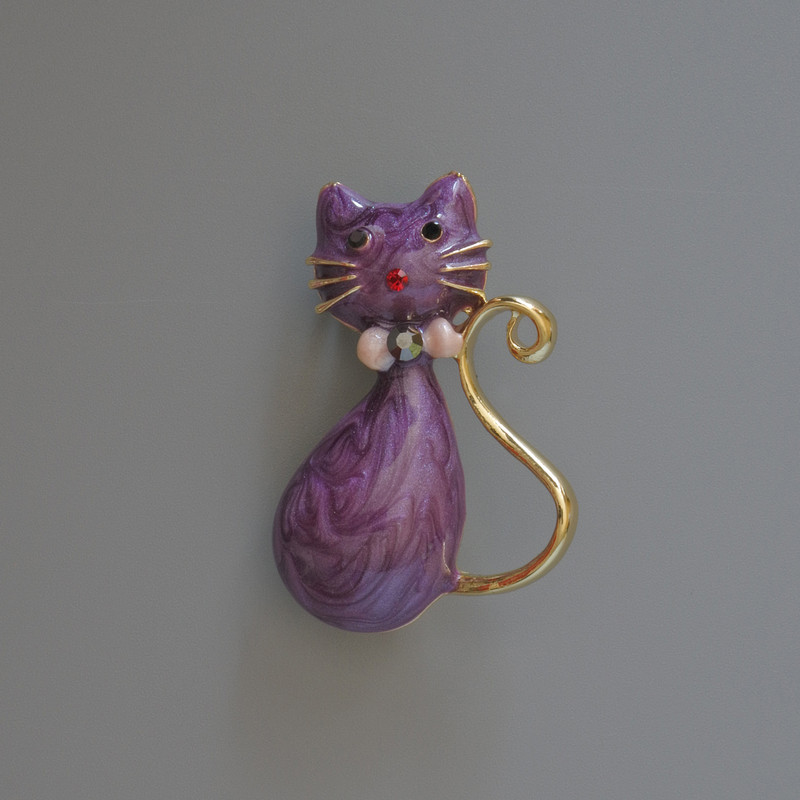 Kitty brooch pendant, purple pearlescent enamel with rhinestones, gold-tone metal, 25×39 mm