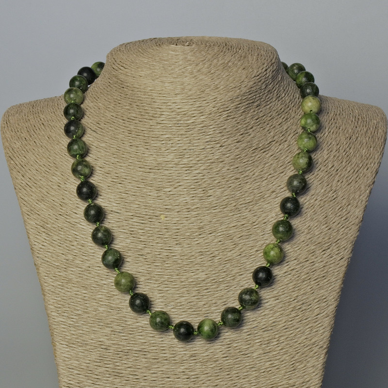 Necklace of Diopside, natural stone, smooth beads, diameter 10 mm, length 45–49 cm.