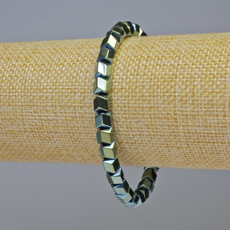 Hematite bracelet with hexagonal zigzag beads in green chameleon color, diameter 6×6 mm, length 18 cm, elastic stretch