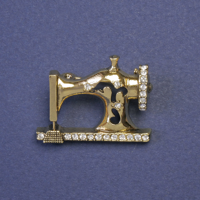 Sewing Machine Brooch with White Crystals, Gold-Tone Metal, 21x29 mm+