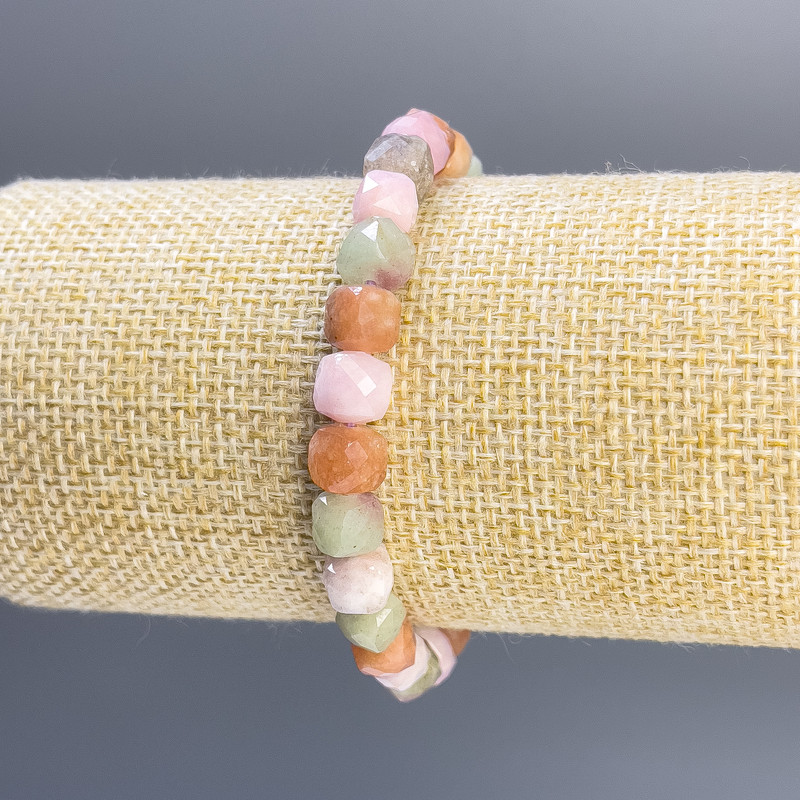 Jadeite Beaded Bracelet with Faceted Cubes, 7 mm diameter, 18 cm stretch