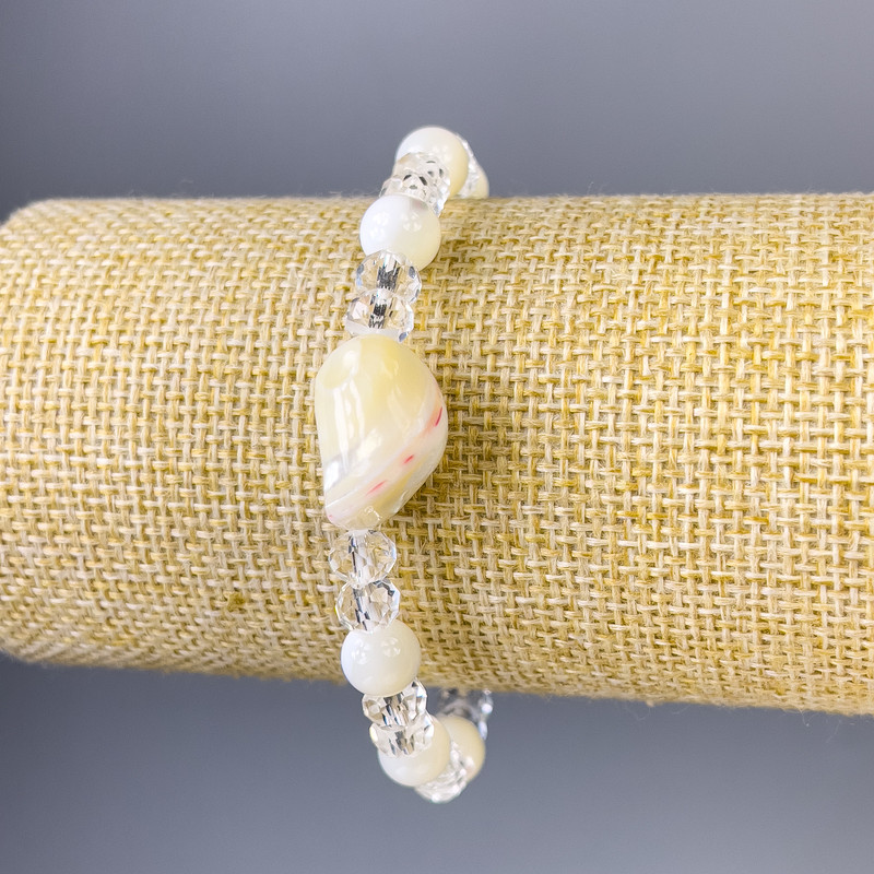 Bracelet with Mother-of-Pearl, 7 mm diameter ± and Czech Crystal, 6×5 mm diameter ±, length 18 cm ± stretch