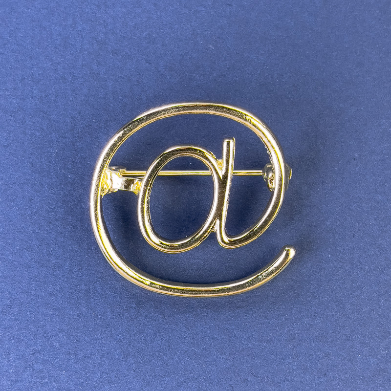 Brooch 'Dog' 30mm ± gold-tone metal