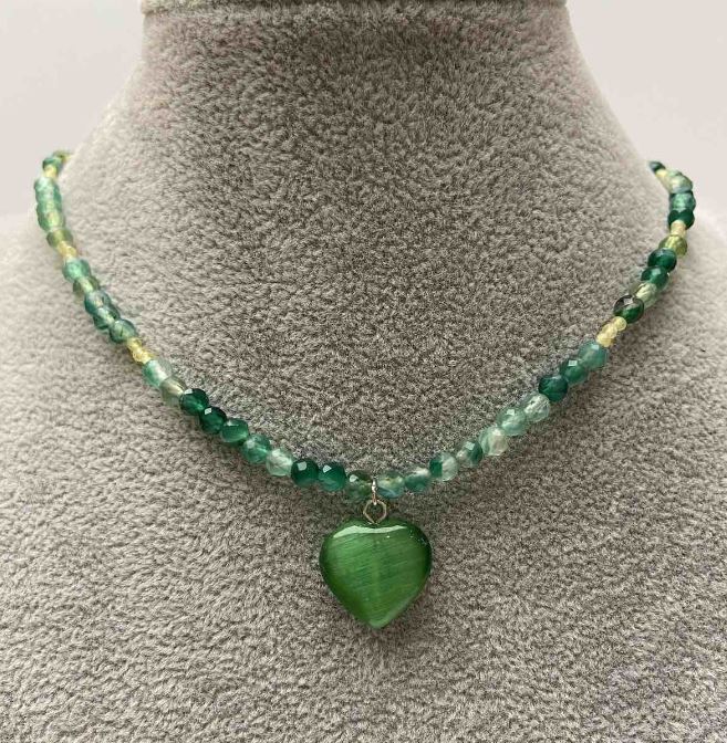 Choker with Green Agate, Faceted Beads 4 mm, Spinel 2 mm ±, Heart Pendant Cat's Eye, Length 35–40 cm