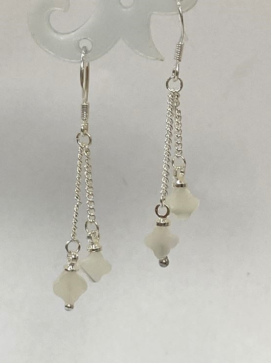 Earrings with Mother-of-Pearl in the Shape of a Four-Leaf Clover, diameter 6x2 mm ± on a silver-tone chain, length 45 mm+