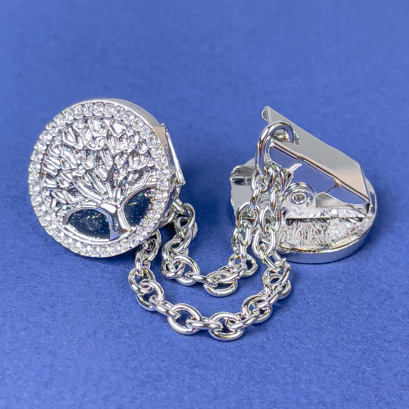 Cardigan brooch in silver metal with white crystals, diameter about 20 mm, chain length about 9 cm