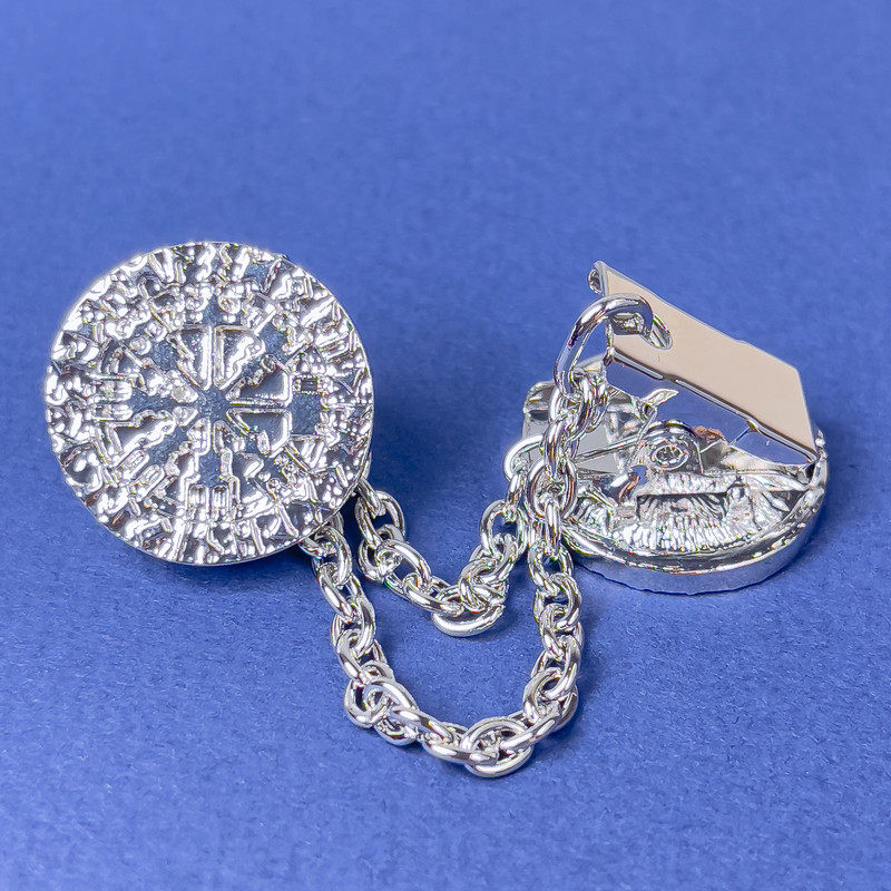 Cardigan brooch in silver-tone metal, 20 mm diameter, chain length 9 cm (approx.)