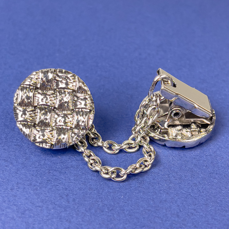 Cardigan brooch in dark-silver metal, 20 mm diameter ±, chain length 9 cm ±