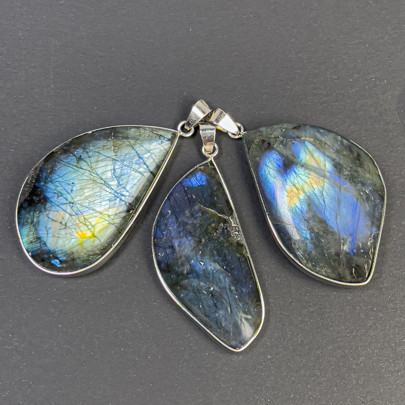 Labradorite pendant in a silver setting, dimensions 30×52×10 to 44×25×8 mm, silver metal