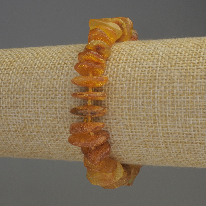 Amber chip bracelet 12×3.5 mm with 3 mm seed beads, length 18 cm, stretch