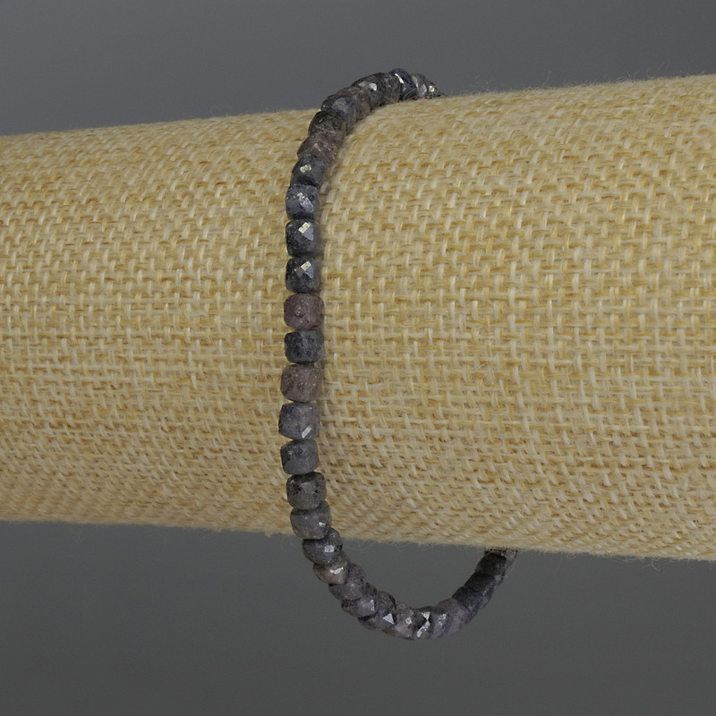 Браслет Сапфір гранований кубик, діаметр 4мм+-, довжина 18см стрейч