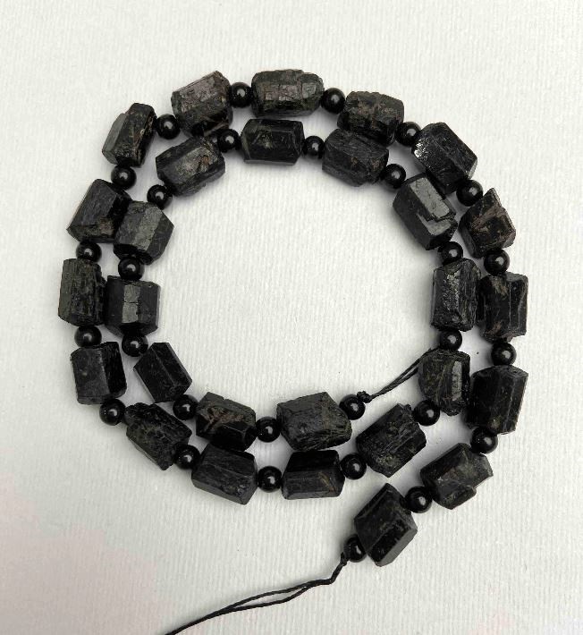 Намистини Турмалін Шерл шматочки 8-12х7мм+- намистина (штучний) 4ммм+-, довжина 40см+