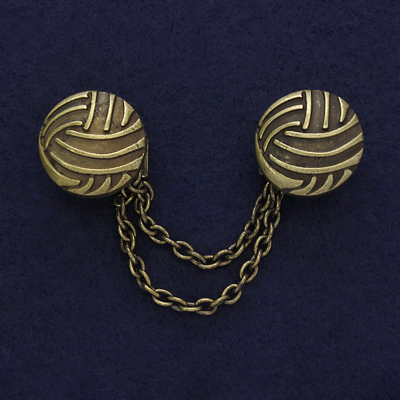 Bronze-colored brooch for cardigans