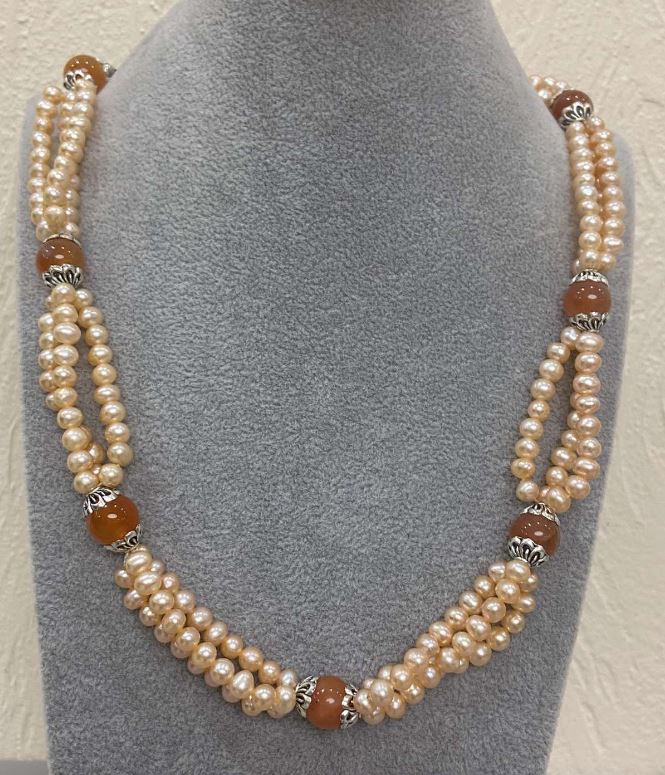 Three-row necklace with freshwater pearls and carnelian ball, diameter 5-6×5-4 mm; carnelian ball 10 mm; adjustable length, 53 cm + 5 cm; extension chain