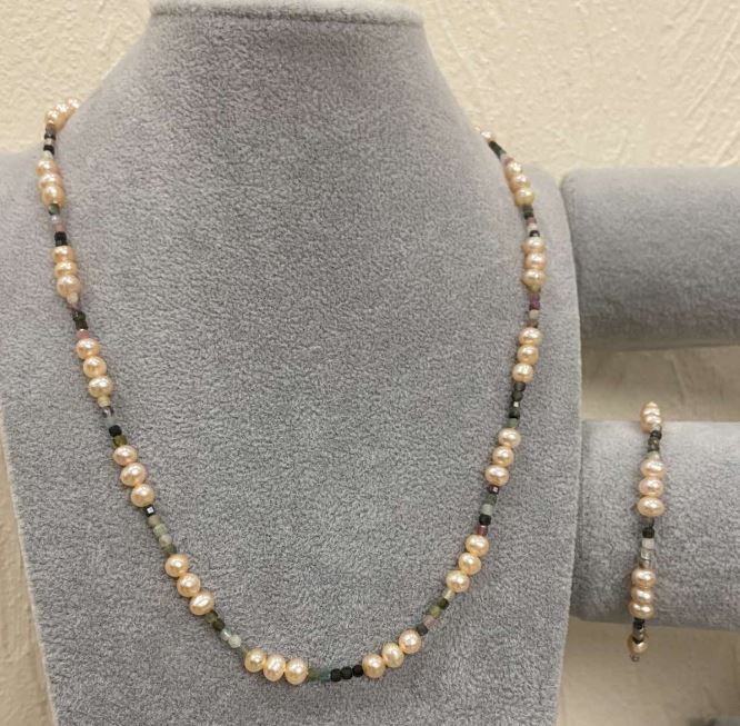 Necklace and Bracelet Set: Peach River Pearls with Tourmaline, Pearl diameter 5-6×5-4 mm, Tourmaline cube diameter 2.5×2.5 mm, length 55 cm, adjustable length 18 mm