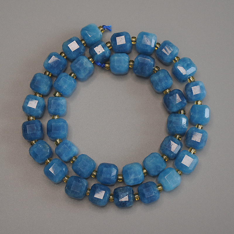 Natural apatite beads, faceted cube shape, size 8.5 x 8.5 mm, with 3 mm seed beads, length approx. 37 cm on thread