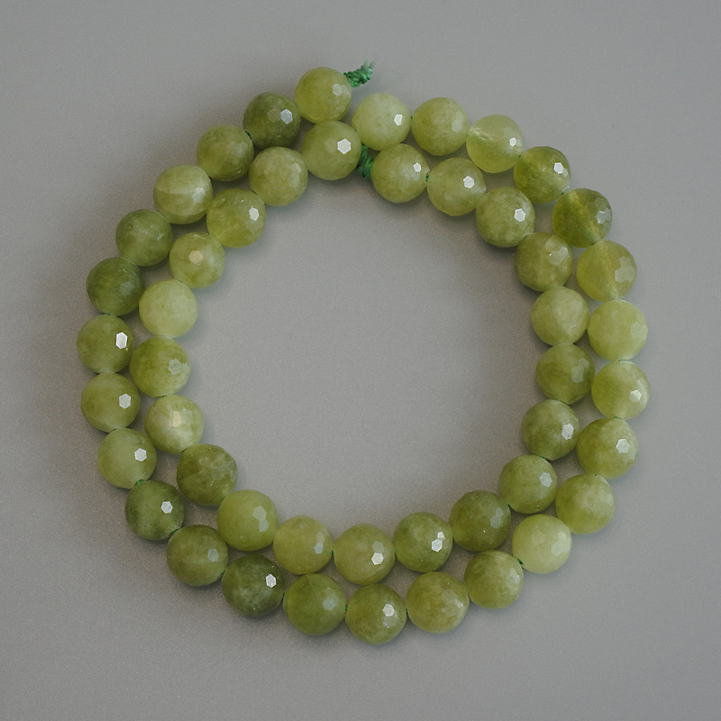 Beads of natural Chrysoprase Olivine, faceted round bead, diameter 8 mm ±, length 37 cm