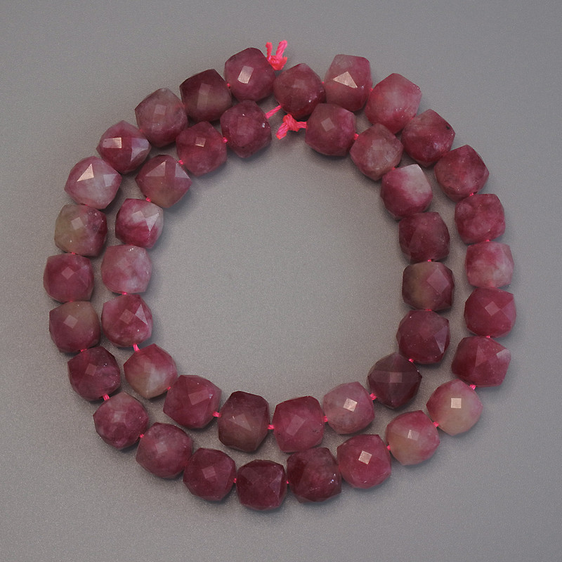 Tourmaline beads faceted cube 9x9 mm ± on thread, length 36 cm ±