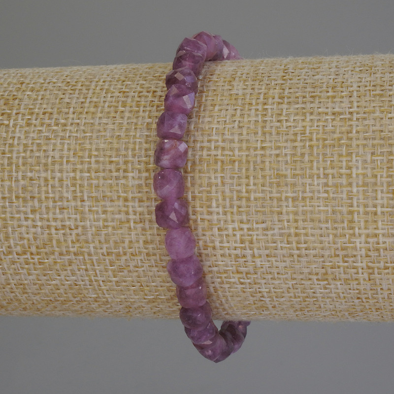 Bracelet with faceted tourmaline cubes, 5mm diameter, 18cm length (stretch)