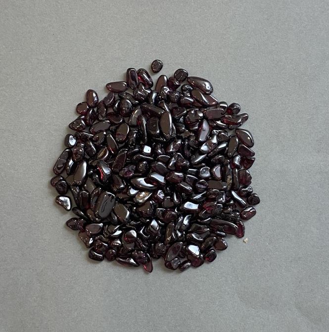 Natural garnet chip, undrilled, 4–9×3–5 mm ± (per 100 g ±)