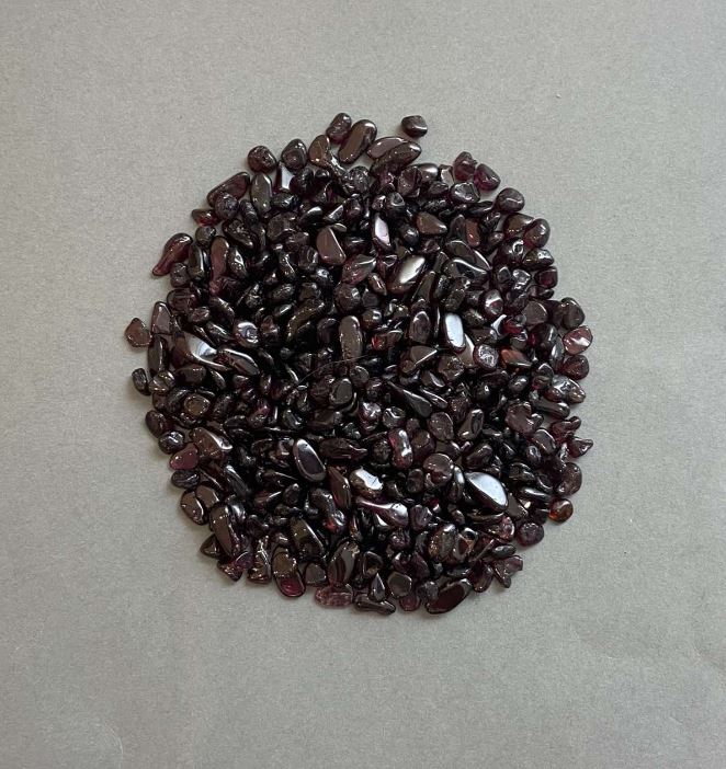 Natural Garnet Chips, Undrilled, 5-9 x 4-5 mm ± (per 100 g)