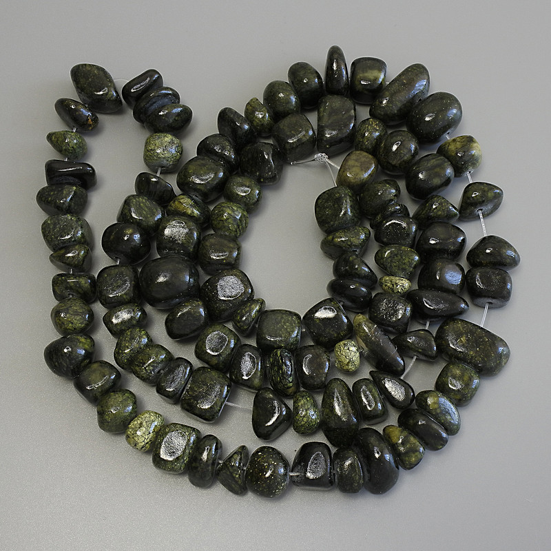 Dragon Skin beads, pressed faceted 10-15×5-10 mm, 74 cm long on thread
