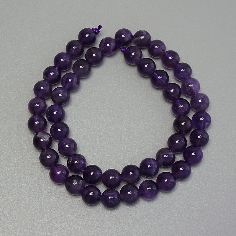 Amethyst beads, smooth round, 8mm diameter ± on thread, length 39 cm+