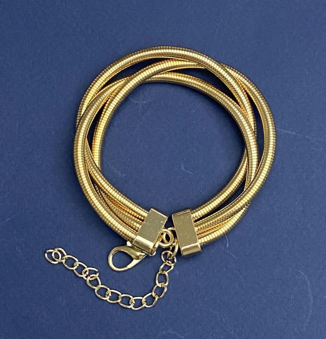 Triple bracelet in gold-tone metal with an extension chain
