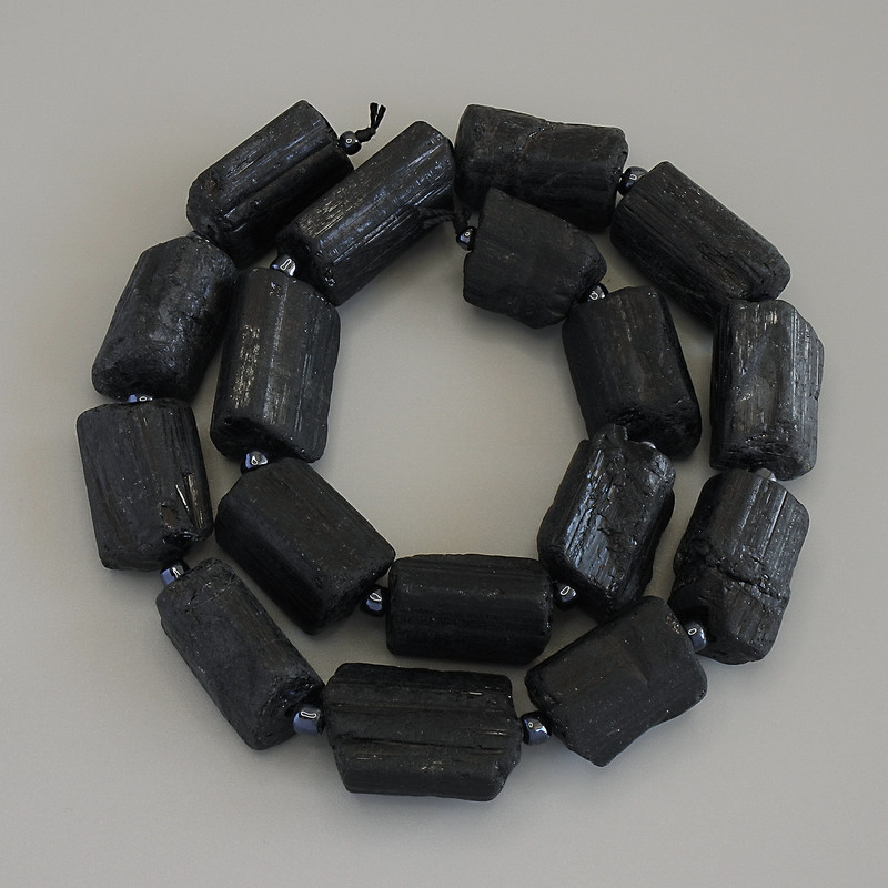 Unpolished Tourmaline Sherl beads, diameter 19–22×13–16 mm ± seed beads 4 mm ± on thread, length 39 cm