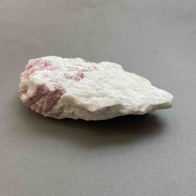 Raw Tourmaline Souvenir Stone, weight 239 g, 110 x 74 x 30 mm+